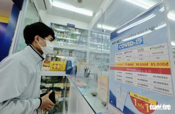 Hiện nay triệu chứng phổ biến của bệnh nhân nhiễm COVID-19 là ho, đau họng, sổ mũi... nhưng nhiều hiệu thuốc bán luôn các loại kháng sinh - Ảnh: NAM TRẦN