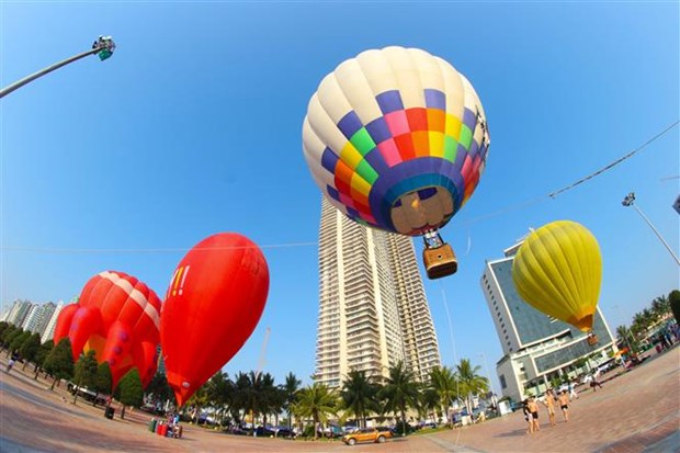 Trình diễn bay khinh khí cầu bên bờ biển Đà Nẵng. (Ảnh: Trần Lê Lâm/TTXVN)