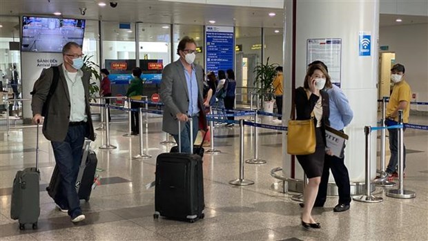 Khách quốc tế đến Hà Nội trong ngày đầu mở cửa đón khách du lịch, ngày 15/3/2022. (Ảnh: TTXVN)