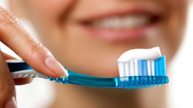 Kem đánh răng có tác dụng trị mụn cám và mụn đầu đen khá hiệu quả. Ảnh: Xinhua