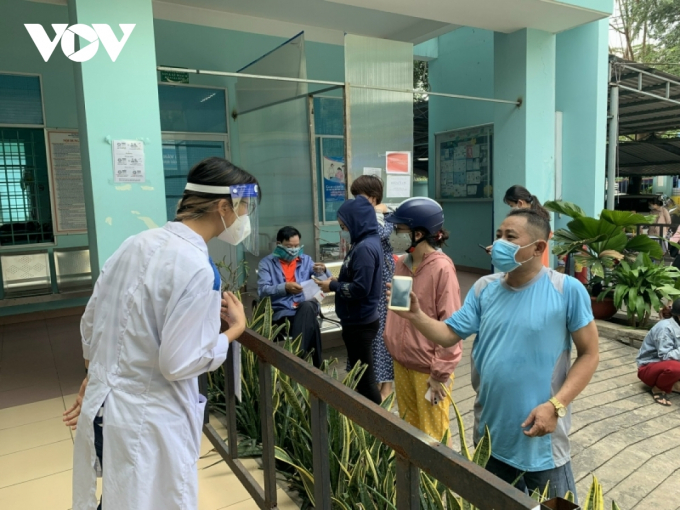 Lực lượng tình nguyện của các trường Đại học y khoa về hỗ trợ trạm y tế.