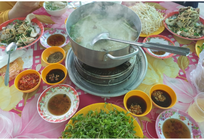 Nồi cháo cá lóc cây sung Long An với đầy đủ gia vị ăn kèm, nhìn chảy nước miếng BẢO VY