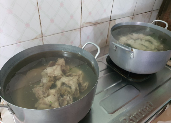 Những phần đầu cá được luộc riêng trong nồi nước lèo trong vắt để thịt cá không bị nát BẢO VY