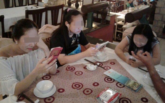 Mạng xã hội đang ngày càng khiến mối quan hệ giữa cha mẹ và con cái trở nên lỏng lẻo