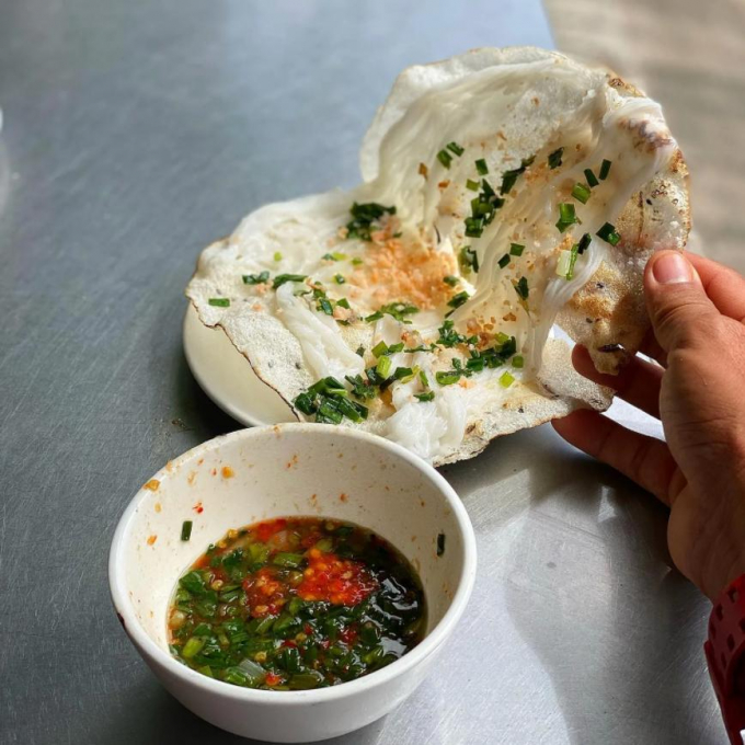 Nhiều thực khách cho hay, bánh đập nên ăn ở vỉa hè, bốc tay từng miếng rồi quệt nước chấm mới cảm nhận hết cái ngon dân dã của món này (Ảnh: @vietnamesegod).
