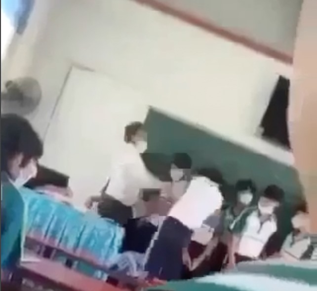 Thầy giáo H tát học sinh. Ảnh cắt từ clip