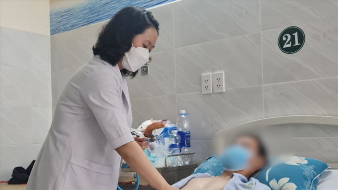 Bệnh nhân được cứu thành công sau khi đặt nội khí quản, lọc máu. Ảnh: Nguyễn Ly