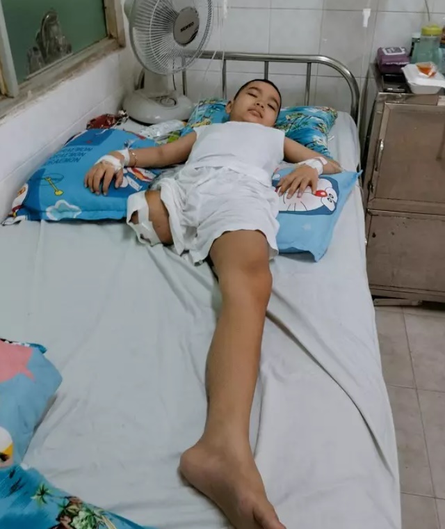 Cậu bé từng òa khóc, dọa tự tử nếu bị cắt chân, nhưng con vẫn chẳng thể nào chống lại số mệnh.