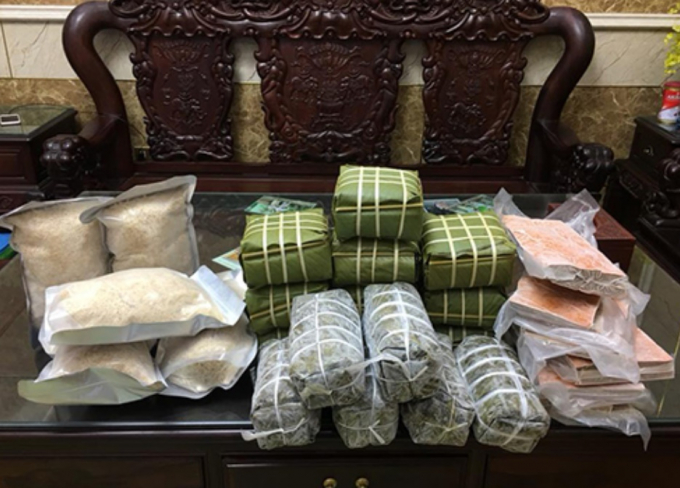 Chị Hạnh và bạn mang 100kg thức ăn sang UAE cổ vũ đội tuyển Việt Nam (Ảnh: Nhân vật cung cấp)