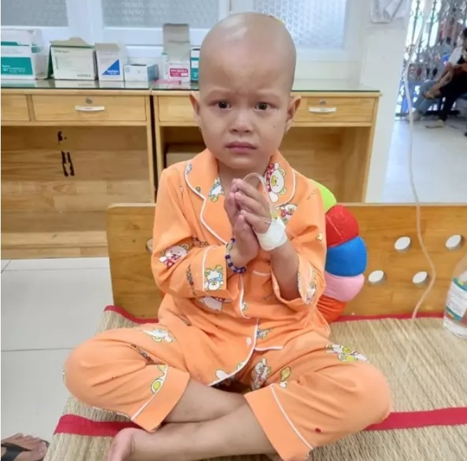 Bé Nguyễn Thị Cẩm My đau đớn vì căn bệnh ung thư hành hạ hơn 1 năm nay.