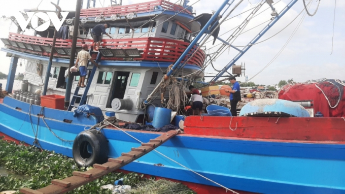 Một phương tiện chuẩn bị ra khơi mong đánh bắt thuận lợi vì nguồn hàng đang khan hiếm.
