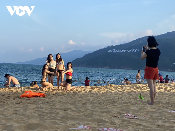 Du khách chụp ảnh tại biển Quy Nhơn.