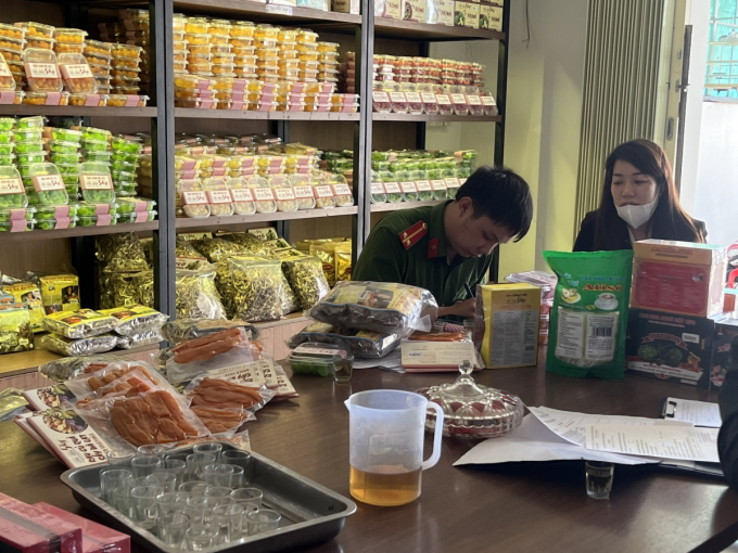 Lực lượng chức năng làm việc tại một cơ sở tại TP. Đà Lạt có liên quan đến vụ việc chèo kéo du khách. Nguồn: Phòng Kinh tế - UBND TP Đà Lạt