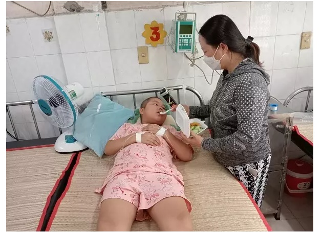 Mỗi lần con gái vô thuốc hóa trị, vợ chồng anh Đạt, chị Duyên phải thay phiên nhau túc trực cả ngày lẫn đêm.