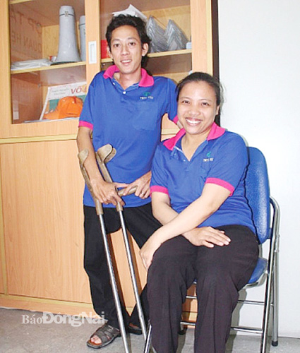 Anh Nguyễn Ngọc Tuấn Minh và chị Nguyễn Thị Phương luôn vượt khó, nỗ lực trong công việc. Ảnh: Lan Mai