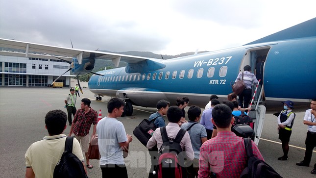 Sau khi tạm đóng cửa sân bay Côn Đảo để mở rộng, khách chỉ còn 2 lựa chọn để ra đảo bằng đường biển hoặc trực thăng.