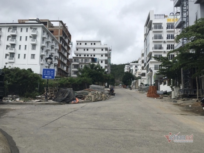 Loạt biệt thự xây vượt tầng, mật độ xây dựng “phá nát” quy hoạch tại dự án Ocean View Nha Trang.