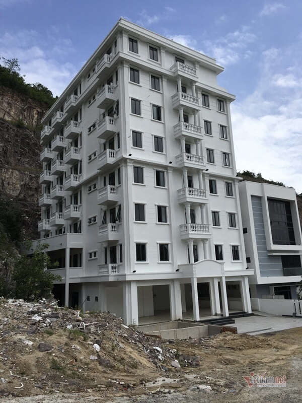 Theo quy hoạch biệt thự có chiều cao tối đa 3 tầng. Nhiều biệt thự vi phạm tại dự án Ocean View Nha Trang vẫn ung dung tồn tại thậm chí vẫn xây dựng hoàn thiện dù tỉnh Khánh Hoà nhiều lần có quyết định cưỡng chế, tháo dỡ.
