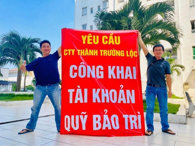 Người dân căng băng rôn đòi sổ hồng và quỹ bảo trì chung cư 4S Linh Đông