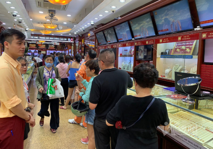 Người dân đi giao dịch vàng (Ảnh: Bảo Hân)