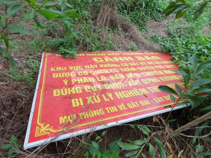 Những tấm biển cảnh báo bị người dân vứt bỏ vào bụi cây