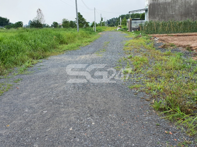Thửa 34 này do ông Nguyễn Đức Quốc là chủ sử dụng nhưng thực tế đây đã hình thành một khu phân lô nền làm đường trải đá mi, đấu nối điện