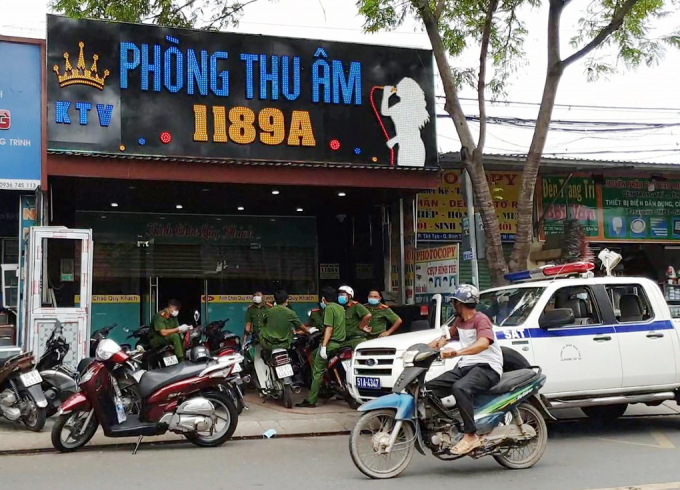 Cảnh sát kiểm tra tiệm Thu âm. Ảnh: Nhật Vy.