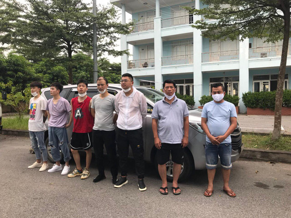 5 người Trung Quốc nhập cảnh trái phép cùng tài xế và phụ xe bị bắt giữ - Ảnh: MINH HẢI