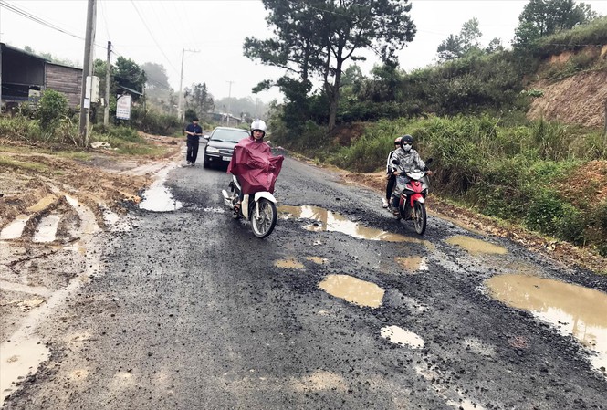 Ðường đèo quanh co, nhiều ổ gà rất nguy hiểm