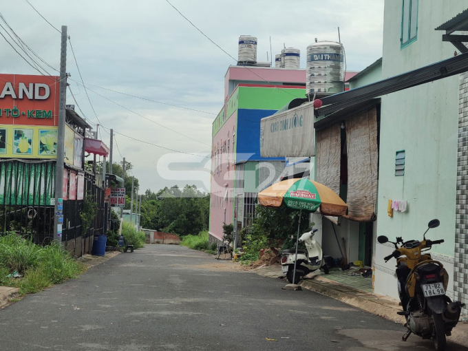 Tuy là khu dân cư lụi trên đất nông nghiệp nhưng 'nhà điện' vẫn ưu ái cho trồng cột, cấp điện?
