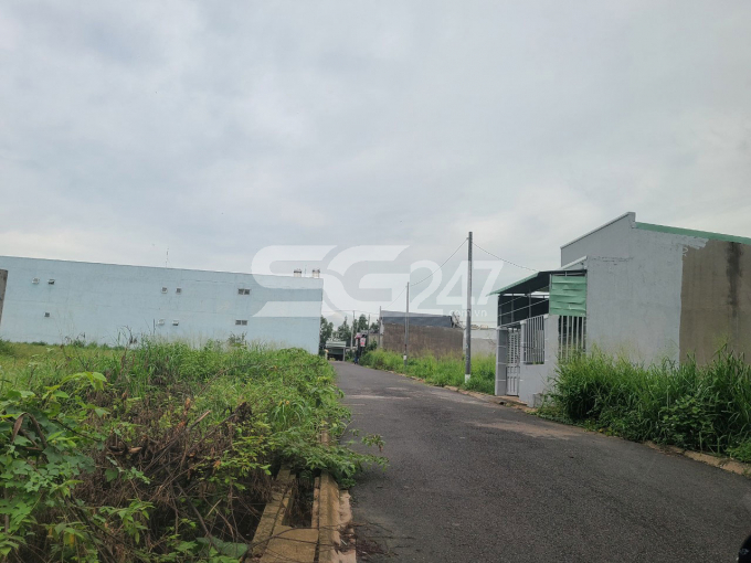 Một vài ô đất trống vẫn đang tích cực được chào bán