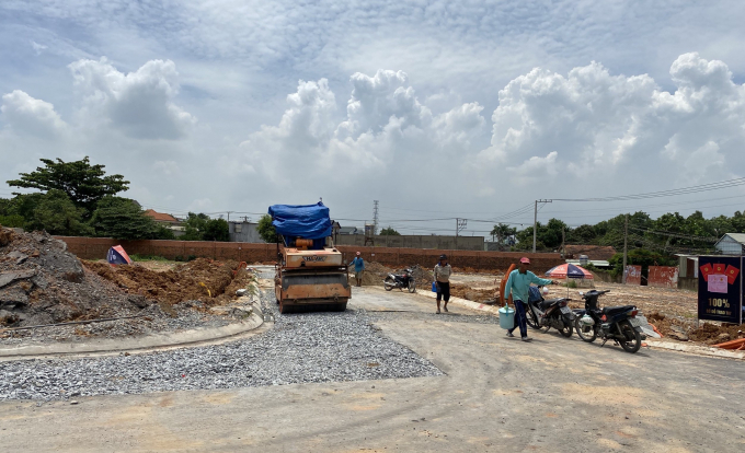 Dự án Hoàng Tiến được chủ đầu tư san lấp mặt bằng, lu lèn đường khi chưa được phép.