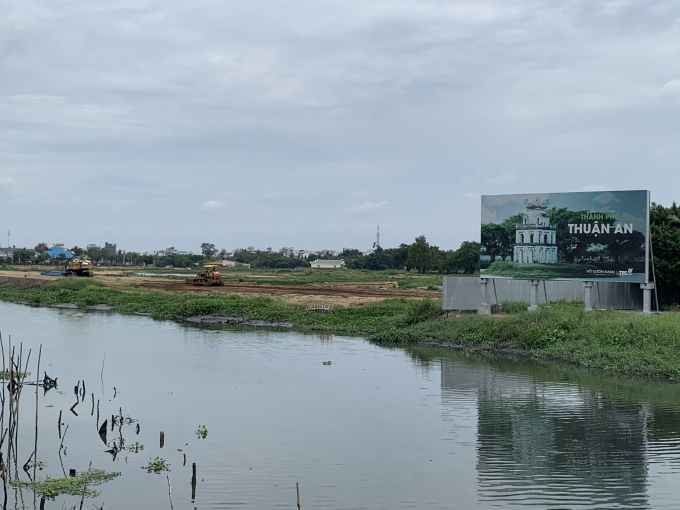 Bên trong dự án có một số thiết bị máy móc được tập kết và đang tiến hành xây dựng.