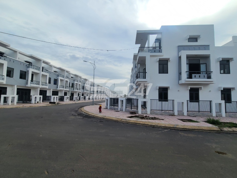 Hình ảnh hạ tầng và các dãy nhà phố đã xây dựng tại tờ 13/738, 13/747, 11/797