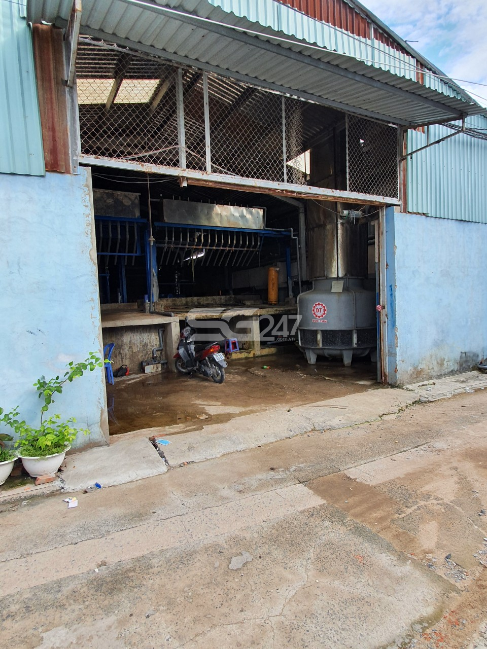 Xưởng sản xuất nước đá của ông Huy tiềm ẩn nhiều nguy cơ