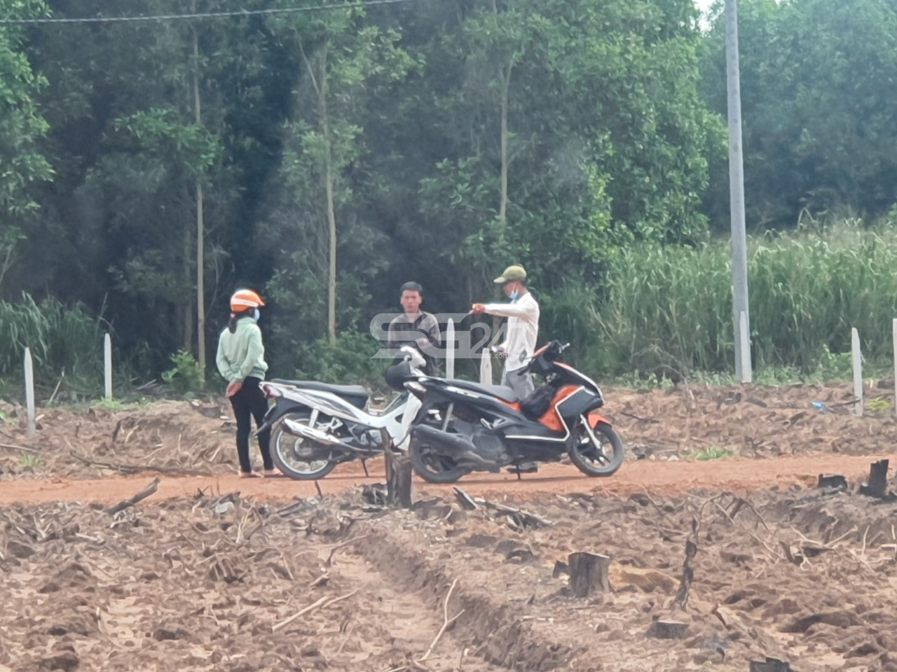 Đã có một số khách hàng đến đây giao dịch