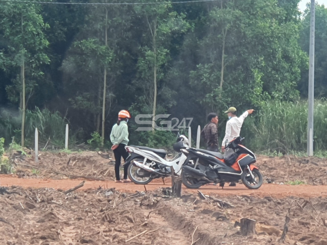 Đã có một số khách hàng đến đây giao dịch