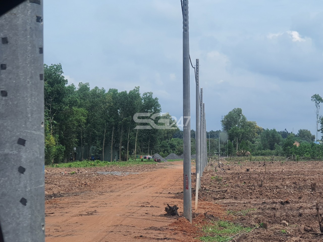 Tại các thửa còn lại của cả khu đất cũng đã được đầu tư hạ tầng trái phép (tạo nền đường đi, trồng trụ kéo điện) phục vụ mục đích phân lô bán nền