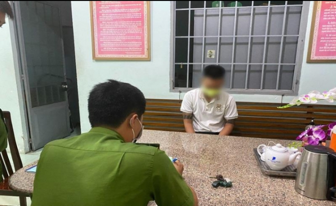 Lực lượng chức năng lập biên bản đối với các trường hợp không đeo khẩu trang nơi công cộng vào ngày 1/5/2021