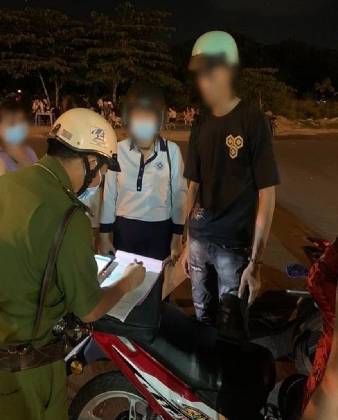 Lực lượng chức năng lập biên bản đối với các trường hợp không đeo khẩu trang nơi công cộng vào ngày 1/5/2021