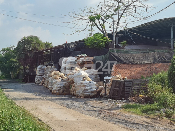 Rất nhiều cơ sở sản xuất, lưu trữ phế liệu, sản xuất hạt nhựa, chế biến và sản xuất gỗ đang hoạt động gây ô nhiễm môi trường tại ấp 6, 7, xã Thiện Tân, huyện Vĩnh Cửu