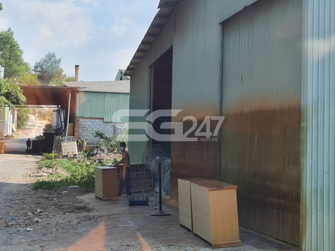 Rất nhiều cơ sở sản xuất, lưu trữ phế liệu, sản xuất hạt nhựa, chế biến và sản xuất gỗ đang hoạt động gây ô nhiễm môi trường tại ấp 6, 7, xã Thiện Tân, huyện Vĩnh Cửu