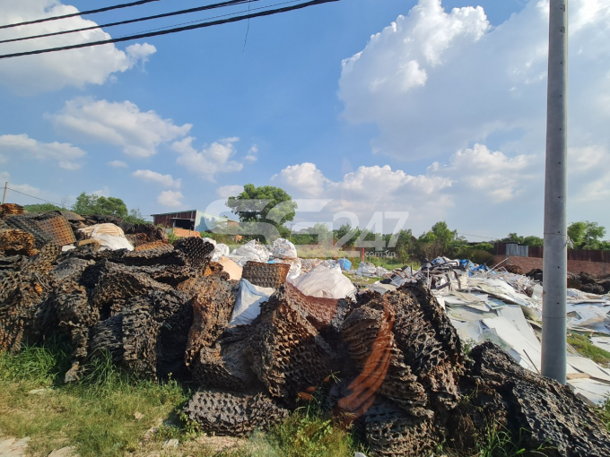 Phế liệu để bừa bãi ra khắp nơi tại khu vực ấp 6, 7 xã Thiện Tân, huyện Vĩnh Cửu, tỉnh Đồng Nai
