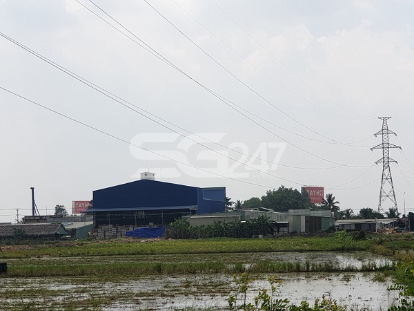 Theo ông K. người dân sống cạnh khu đất thì: “Nhà kho này không chỉ đang được xây dựng trên đất nông nghiệp mà hiện còn vướng quy hoạch trạm biến áp đường dây cao thế 220V, khoảng ½ diện tích