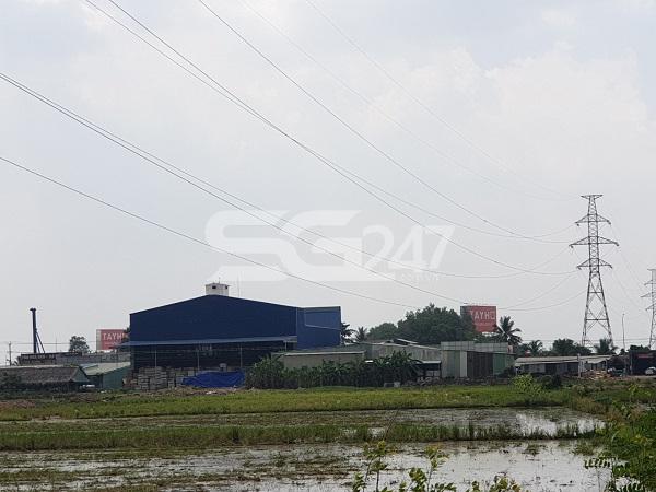 Theo ông K. người dân sống cạnh khu đất thì: “Nhà kho này không chỉ đang được xây dựng trên đất nông nghiệp mà hiện còn vướng quy hoạch trạm biến áp đường dây cao thế 220V, khoảng ½ diện tích