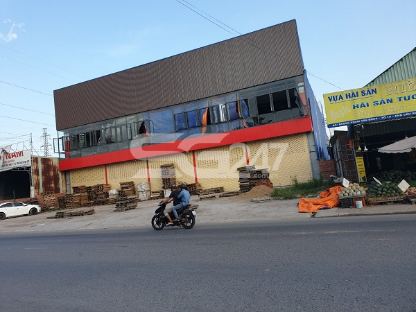 Cận cảnh mặt tiền nhà kho kiên cố quy mô hơn 4.000m2 với kết cấu nền bê tông, khung sắt chữ “I”, vách và mái bằng tôn đang được ông Sỹ tổ chức thi công