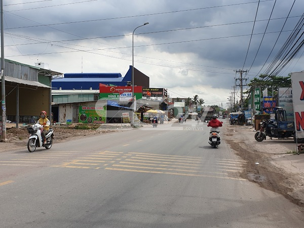 Công trình nhà kho tạm chứa vật liệu xây dựng (gạch ốp lát nền,…) và công trình nhà kho mới kiên cố của ông Dũng Đài Loan hiện nằm ngay trục đường lớn (đường Phạm Văn Đồng), cụ thể là tại tổ 19, Khu Cầu Xéo, Thị trấn Long Thành, huyện Long Thành, Đồng Nai.