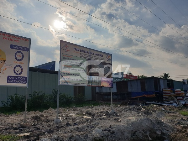 Cạnh nhà kho quy mô 4.000m2 đang thi công của ông Trần Văn Sỹ thì cũng có biển báo công trình với nội dung: