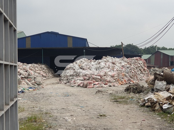 Nhà xưởng tái chế bao bì trên khu đất tại tờ bản đồ số 9 phường Phước Tân gồm các thửa: thửa số 7 diện tích 1.301m2 và thửa 8 diện tích 2.192m2 đất trồng lúa do ông Hoàng Thế Kỷ là chủ sử dụng, thửa số 6 diện tích 634m2 đất ở đô thị, đất trồng cây hàng năm do ông Nguyễn Đình Du và bà Trần Thị Ánh Nguyệt là chủ sử dụng (Hình ảnh ghi nhận ngày 25/10/2020)