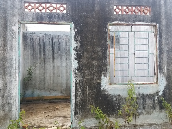 Các cánh cửa bắng sắt, mái tôn bị kẻ gian lấy đi về sử dụng gia đình hoặc bán sắt vụn